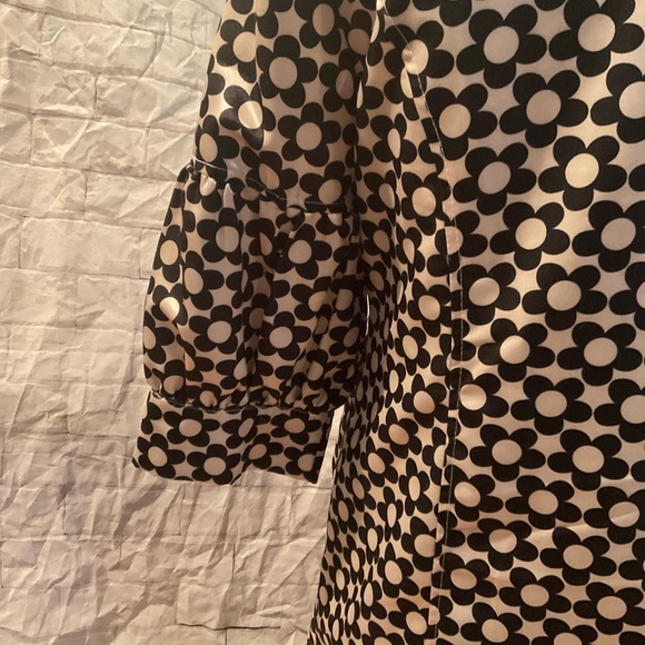 “COCO & TASHI” Black and White Floral Coat Dress . - Picture 7 of 15